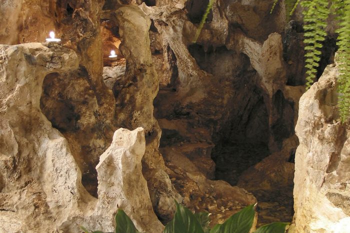 Umelá jaskyňa s fontánou